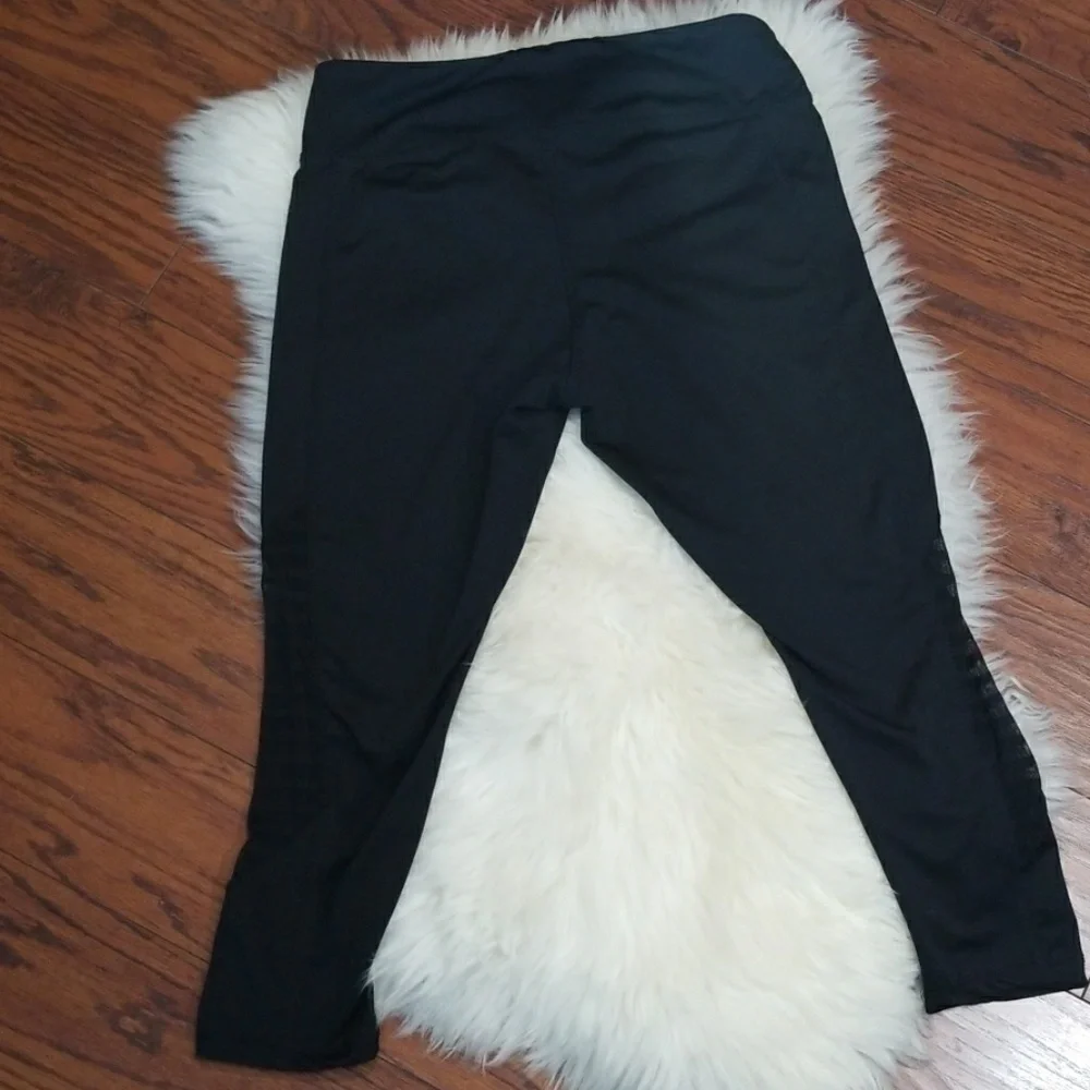 Take A Walk Cut out Athletic Capris - Picture 5 of 7